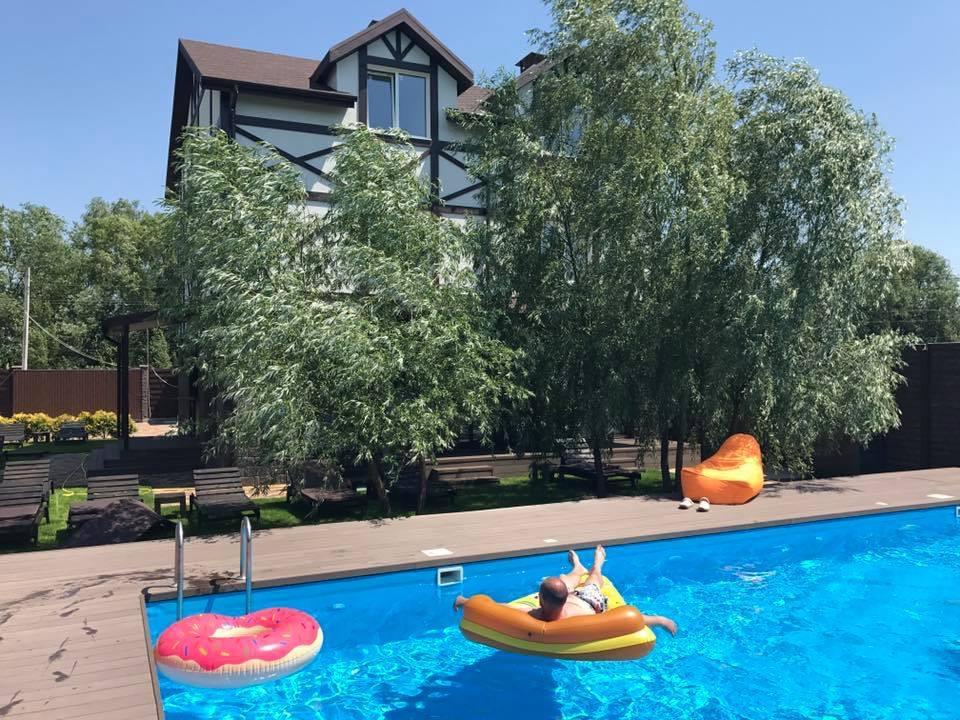 На Борту 키예프 외부 사진